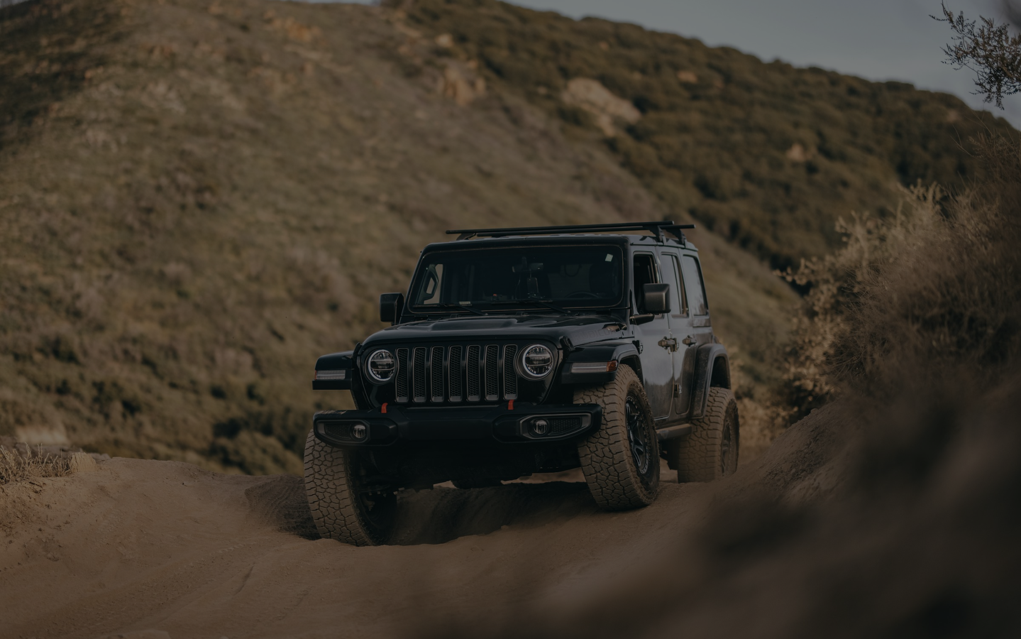 Camioneta en paisaje desértico